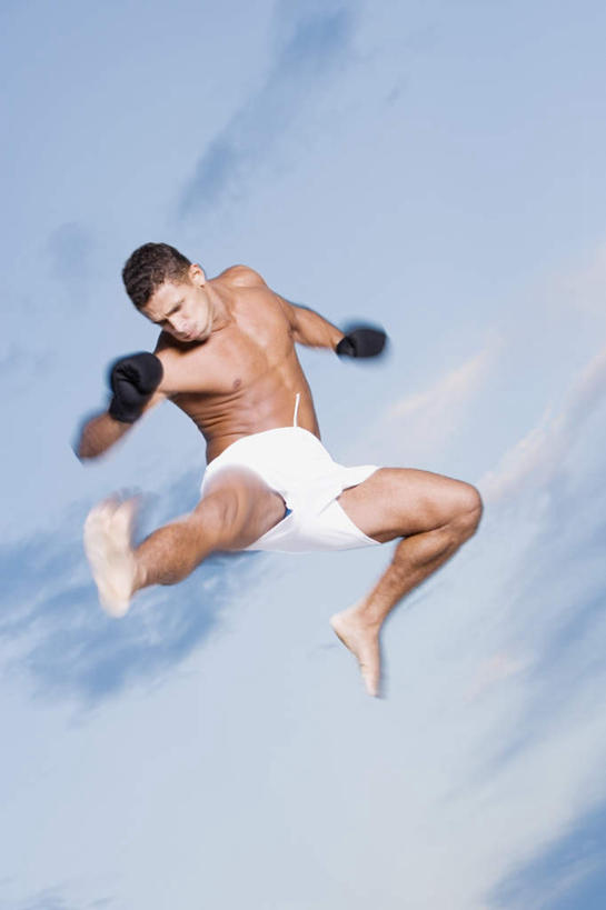 西方人,腿部,脚,脚趾,脚趾甲,腿,一个人,拳击手,跳,伸展双臂,竖图,室外,白天,仰视,锻炼,旅游,度假,安全,比赛,运动,拳击,欧洲,欧洲人,仅一个男性,仅一个人,阴影,裤子,朦胧,模糊,光线,影子,云,云朵,防护,拳击手套,半空,云彩,扭头,注视,光脚,娱乐,运动器械,仅一个年轻男性,蓝色,白色,黑色,白云,蓝天,天空,阳光,手套,天,观察,看,转头,享受,休闲,赤脚,健身器械,放松,晴朗,观看,保护,察看,关注,室外运动,保险,健身器材,户外运动,保全,周全,安稳,安定,防护手套,平安,体育,男人,男性,年轻男性,白种人,脚指甲,拳击家,拳击运动员,晴空,敞开双臂,伸开双臂,跳跃,展开双肩,张开手臂,张开双臂,彩图,低角度拍摄,全身,健身,运动器材