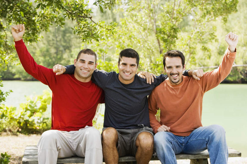 西方人,三个人,伙伴,朋友,坐,举,抱,笑,微笑,露齿笑,横图,室外,白天,正面,友谊,草地,草坪,植物,椅子,欧洲,欧洲人,一排,握,服装,裤子,整齐,木椅,褐色,注视,牛仔裤,休闲装,鼓励,草,树,树木,排列,衣服,红色,绿色,黑色,自然,观察,加油,看,手势,托,握拳,休闲,休闲服,打气,握着,服饰,生长,成长,抱着,观看,察看,搂着,队列,关注,鼓舞,友情,男人,男性,年轻男性,中年男性,白种人,举起,举手,举着,搂,搂抱,向上举,向上伸,向上托,坐着,半身,彩图