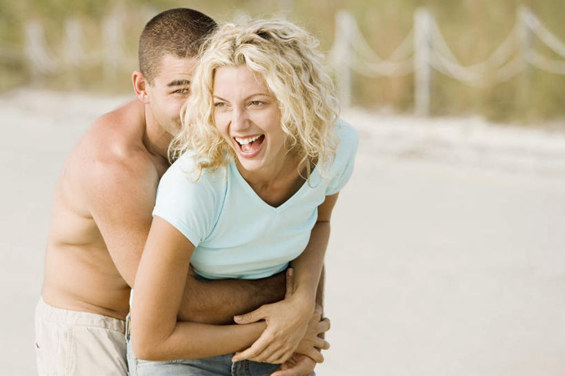 西方人,两个人,栏杆,站,抱,笑,微笑,露齿笑,横图,室外,白天,正面,爱情,草地,草坪,沙滩,植物,欧洲,欧洲人,服装,朦胧,模糊,沙子,栅栏,海岸,篱笆,围栏,沙地,浪漫,注视,休闲装,护栏,裸露,草,衣服,绿色,观察,看,站着,休闲,温暖,温馨,休闲服,恩爱,恋人,服饰,抱着,观看,和睦,察看,搂着,关注,裸,男人,男性,年轻男性,年轻女性,女人,女性,白种人,情侣,海滩,搂,搂抱,站立,半身,彩图,伴侣,融洽