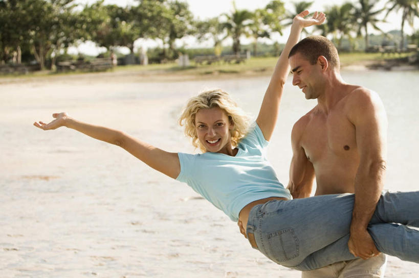 西方人,两个人,站,举,抱,笑,微笑,露齿笑,横图,室外,白天,正面,爱情,沙滩,植物,棕榈树,叶子,欧洲,欧洲人,服装,裤子,朦胧,模糊,沙子,海岸,绿叶,沙地,浪漫,注视,牛仔裤,休闲装,裸露,树,树木,衣服,绿色,自然,观察,看,托,站着,休闲,温暖,温馨,休闲服,嫩叶,恩爱,恋人,服饰,生长,成长,抱着,观看,和睦,察看,搂着,关注,裸,新娘抱,棕榈叶,公主抱,男人,男性,年轻男性,年轻女性,女人,女性,白种人,情侣,叶,叶片,海滩,怀抱,举起,举手,举着,搂,搂抱,相抱,向上举,向上伸,向上托,拥抱,站立,半身,彩图,伴侣,融洽