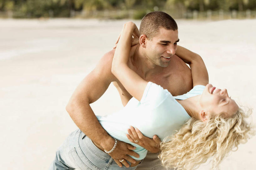 西方人,两个人,站,闭眼,抱,笑,微笑,露齿笑,横图,室外,白天,侧面,爱情,沙滩,植物,欧洲,欧洲人,服装,裤子,朦胧,模糊,沙子,海岸,沙地,浪漫,注视,牛仔裤,休闲装,装饰品,树,树木,衣服,绿色,自然,饰品,手链,首饰,观察,看,站着,休闲,温暖,温馨,休闲服,恩爱,恋人,服饰,手镯,生长,成长,抱着,观看,和睦,察看,搂着,关注,镯子,男人,男性,年轻男性,年轻女性,女人,女性,白种人,情侣,海滩,闭眼睛,闭着眼,闭着眼睛,搂,搂抱,抬头,仰头,站立,半身,彩图,伴侣,融洽