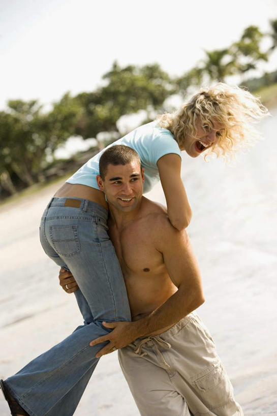 西方人,两个人,走,笑,微笑,露齿笑,竖图,室外,白天,正面,爱情,草地,草坪,沙滩,植物,棕榈树,叶子,欧洲,欧洲人,服装,裤子,朦胧,模糊,沙子,海岸,绿叶,沙地,浪漫,注视,牛仔裤,休闲装,裸露,草,树,树木,骑,衣服,绿色,自然,观察,看,扛,休闲,温暖,温馨,休闲服,嫩叶,恩爱,恋人,服饰,生长,成长,观看,和睦,察看,关注,裸,棕榈叶,扛在肩上,骑在肩上,男人,男性,年轻男性,年轻女性,女人,女性,白种人,情侣,叶,叶片,海滩,步行,散步,走路,半身,彩图,伴侣,融洽