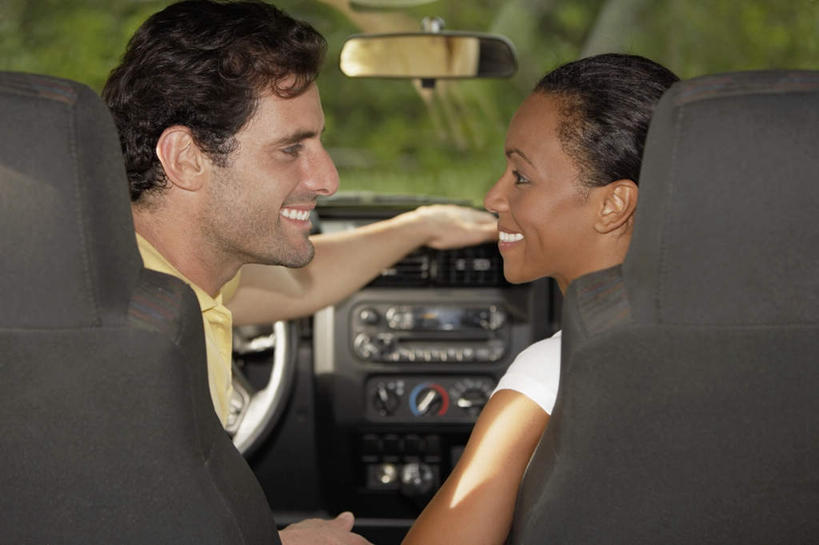 西方人,两个人,坐,笑,微笑,露齿笑,横图,室内,白天,爱情,安全,植物,镜子,越野车,汽车,欧洲,欧洲人,一辆,服装,朦胧,模糊,反射,浪漫,扭头,注视,休闲装,车,树,树木,背面,衣服,黄色,绿色,自然,交通工具,观察,看,转头,休闲,温暖,温馨,休闲服,恩爱,恋人,服饰,后视镜,生长,成长,观看,镜像,和睦,察看,生命,镜面,关注,载具,四驱车,光学,侧视镜,男人,男性,年轻男性,年轻女性,女人,女性,白种人,情侣,坐着,半身,彩图,伴侣,融洽