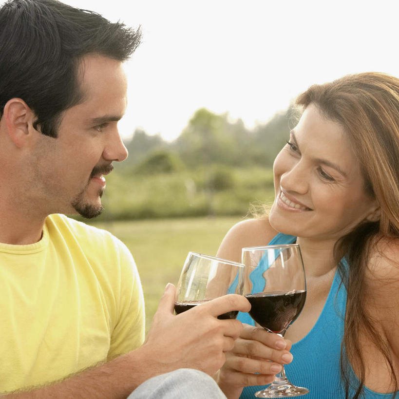 红酒,葡萄酒,西方人,两个人,坐,笑,微笑,露齿笑,方图,室外,白天,正面,爱情,草地,草坪,树林,植物,杯子,欧洲,欧洲人,握,服装,朦胧,模糊,庆祝,背心,高脚杯,红酒杯,酒类,浪漫,拿,拿着,注视,玻璃制品,酒,草,树,树木,饮料,衣服,蓝色,绿色,蓝天,天空,自然,酒杯,天,干杯,观察,看,碰杯,温暖,温馨,红葡萄酒,恩爱,交际,友好,握着,恋人,服饰,生长,晴朗,成长,观看,庆贺,和睦,察看,衣着,葡萄酒杯,穿着,关注,礼仪,敬酒,万里无云,劝酒,衣饰,男人,男性,年轻男性,年轻女性,女人,女性,白种人,情侣,玻璃杯,晴空,晴空万里,坐着,半身,彩图,伴侣,融洽