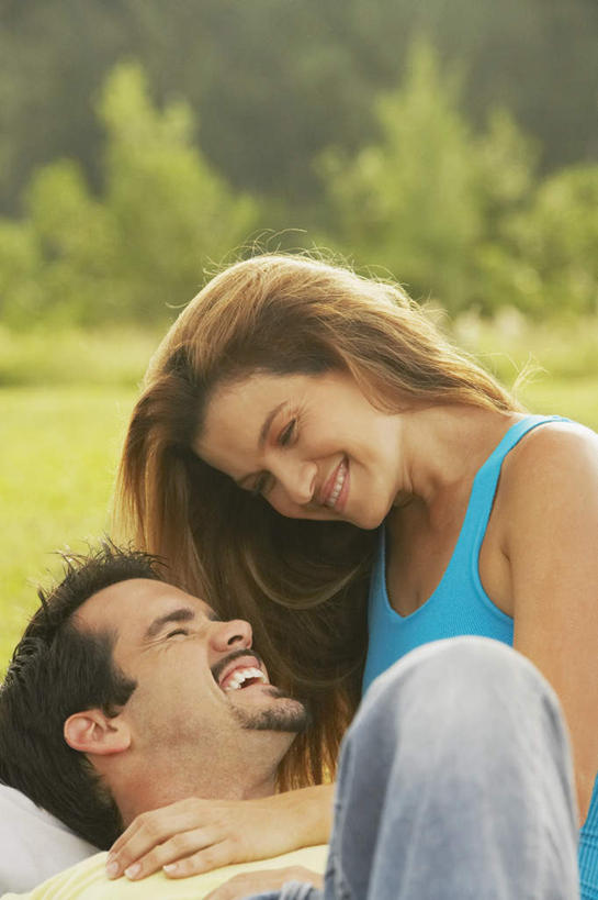 西方人,两个人,坐,躺,笑,微笑,露齿笑,竖图,室外,白天,正面,爱情,草地,草坪,植物,欧洲,欧洲人,服装,朦胧,模糊,背心,浪漫,扭头,注视,草,树,树木,衣服,蓝色,绿色,自然,观察,看,温暖,温馨,恩爱,恋人,服饰,生长,成长,观看,和睦,察看,衣着,穿着,关注,衣饰,卧着,男人,男性,年轻男性,年轻女性,女人,女性,白种人,情侣,躺着,卧,坐着,半身,彩图,伴侣,融洽