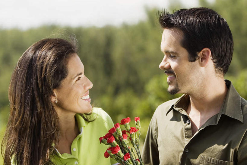 西方人,两个人,站,笑,微笑,露齿笑,横图,室外,白天,正面,爱情,热情,草地,草坪,植物,康乃馨,欧洲,欧洲人,握,服装,朦胧,模糊,盛开,浪漫,祝福,拿,花蕾,拿着,扭头,注视,休闲装,草,花,花瓣,花朵,鲜花,树,树木,衣服,红色,绿色,自然,花苞,花蕊,观察,看,站着,转头,休闲,温暖,温馨,休闲服,恩爱,母爱,清纯,握着,恋人,服饰,生长,成长,观看,和睦,察看,关注,亲情,思念,宽容,热恋,真挚,荷兰石竹,大花石竹,狮头石竹,热心,麝香石竹,石竹,香石竹,男人,男性,年轻男性,年轻女性,女人,女性,白种人,情侣,站立,半身,彩图,伴侣,魅力,融洽