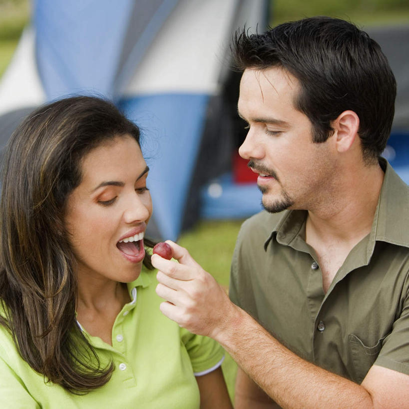 西方人,两个人,坐,闭眼,笑,吃,微笑,露齿笑,方图,室外,白天,正面,爱情,旅游,度假,草地,草坪,植物,浆果,水果,欧洲,欧洲人,握,服装,朦胧,模糊,新鲜,帐篷,桑葚,桑椹,生食,食品,果实,浪漫,拿,拿着,注视,休闲装,娱乐,草,树,树木,食物,衣服,绿色,自然,覆盆子,观察,看,享受,休闲,温暖,温馨,休闲服,恩爱,放松,握着,恋人,服饰,有机食品,绿色食品,生长,成长,观看,和睦,察看,关注,露营,野营,宿营,男人,男性,年轻男性,年轻女性,女人,女性,白种人,情侣,闭眼睛,闭着眼,闭着眼睛,嚼,食,坐着,半身,彩图,伴侣,融洽