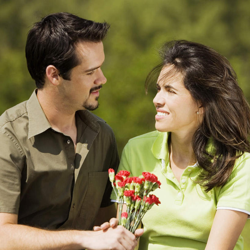 西方人,两个人,站,笑,微笑,露齿笑,方图,室外,白天,正面,爱情,热情,草地,草坪,植物,康乃馨,欧洲,欧洲人,握,服装,朦胧,模糊,盛开,浪漫,祝福,拿,花蕾,拿着,注视,休闲装,草,花,花瓣,花朵,鲜花,树,树木,衣服,红色,绿色,自然,花苞,花蕊,观察,看,站着,休闲,温暖,温馨,休闲服,恩爱,母爱,清纯,握着,恋人,服饰,生长,成长,观看,和睦,察看,关注,亲情,思念,宽容,热恋,真挚,荷兰石竹,大花石竹,狮头石竹,热心,麝香石竹,石竹,香石竹,男人,男性,年轻男性,年轻女性,女人,女性,白种人,情侣,站立,半身,彩图,伴侣,魅力,融洽