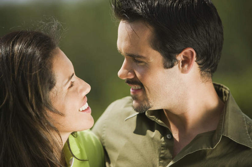 西方人,脸,头,脸颊,两个人,站,笑,微笑,露齿笑,横图,室外,特写,白天,正面,爱情,树林,植物,欧洲,欧洲人,服装,朦胧,模糊,浪漫,扭头,注视,休闲装,肩膀,相视,树,树木,衣服,绿色,自然,观察,看,站着,转头,休闲,温暖,温馨,面对面,休闲服,恩爱,恋人,服饰,生长,成长,观看,对视,和睦,察看,互视,关注,相对,相看,男人,男性,年轻男性,年轻女性,女人,女性,白种人,头部,脸部,脸蛋,面部,情侣,站立,半身,彩图,伴侣,融洽