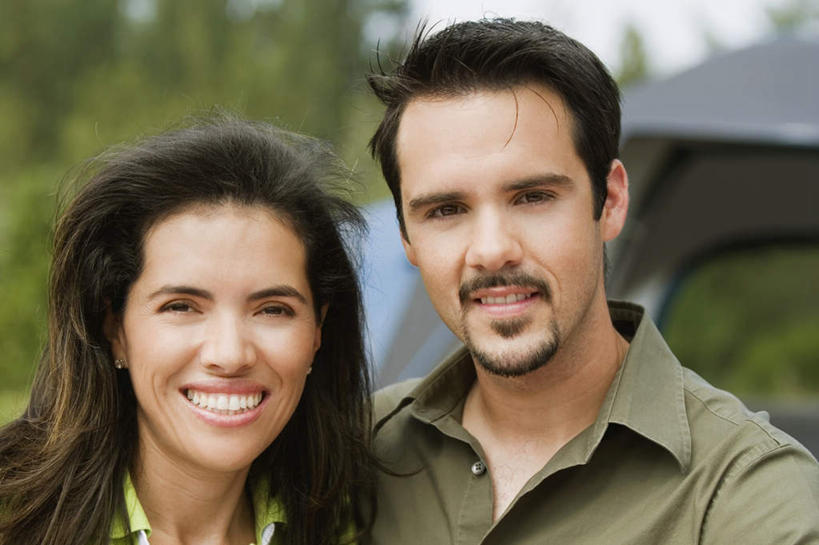 西方人,脸,头,脸颊,两个人,站,笑,微笑,露齿笑,横图,室外,特写,白天,正面,爱情,旅游,度假,树林,植物,欧洲,欧洲人,服装,朦胧,模糊,帐篷,浪漫,注视,休闲装,娱乐,肩膀,树,树木,衣服,绿色,自然,观察,看,站着,享受,休闲,温暖,温馨,休闲服,恩爱,放松,恋人,服饰,生长,成长,观看,和睦,察看,关注,露营,野营,宿营,男人,男性,年轻男性,年轻女性,女人,女性,白种人,头部,脸部,脸蛋,面部,情侣,站立,半身,彩图,伴侣,融洽