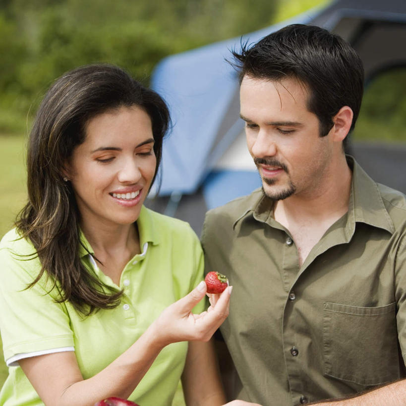 西方人,两个人,坐,笑,微笑,露齿笑,方图,室外,白天,正面,爱情,旅游,度假,草地,草坪,植物,浆果,水果,欧洲,欧洲人,握,服装,朦胧,模糊,新鲜,帐篷,桑葚,桑椹,生食,食品,果实,浪漫,拿,拿着,注视,休闲装,娱乐,草,树,树木,食物,衣服,绿色,自然,覆盆子,观察,看,享受,休闲,温暖,温馨,休闲服,恩爱,放松,握着,恋人,服饰,有机食品,绿色食品,生长,成长,观看,和睦,察看,关注,露营,野营,宿营,男人,男性,年轻男性,年轻女性,女人,女性,白种人,情侣,坐着,半身,彩图,伴侣,融洽