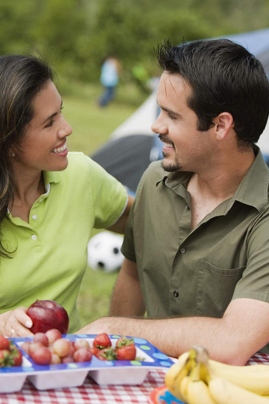 西方人,两个人,坐,笑,微笑,露齿笑,竖图,室外,白天,正面,爱情,旅游,度假,草地,草坪,树林,植物,餐桌,桌子,苹果,草莓,浆果,香蕉,水果,欧洲,欧洲人,握,服装,朦胧,模糊,新鲜,布料,帐篷,塑料,生食,食品,果实,浪漫,拿,布纹,拿着,扭头,注视,休闲装,娱乐,盒子,桌布,草,树,树木,食物,衣服,绿色,自然,餐巾,容器,塑料制品,台布,观察,看,转头,享受,休闲,温暖,温馨,休闲服,恩爱,放松,握着,恋人,服饰,有机食品,绿色食品,生长,成长,餐台,观看,储藏,和睦,察看,储存,关注,露营,野营,宿营,男人,男性,年轻男性,年轻女性,女人,女性,白种人,情侣,洋莓,水果皇后,红莓,甘蕉,地莓,坐着,半身,彩图,伴侣,融洽,贮存