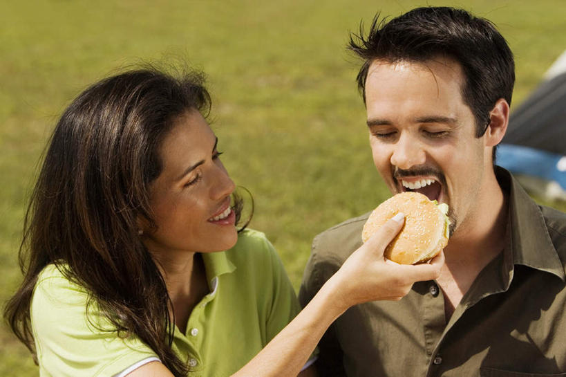 西方人,两个人,坐,闭眼,笑,吃,微笑,露齿笑,横图,室外,白天,正面,爱情,旅游,度假,烹饪,西餐,草地,草坪,植物,餐桌,桌子,欧洲,欧洲人,握,服装,朦胧,模糊,帐篷,汉堡,料理,食品,浪漫,拿,拿着,注视,休闲装,娱乐,菜肴,美食,草,食物,衣服,绿色,快餐,观察,看,享受,休闲,温暖,温馨,休闲服,恩爱,放松,西式,握着,恋人,服饰,佳肴,餐台,观看,和睦,察看,关注,露营,野营,西式快餐,垃圾食品,宿营,男人,男性,年轻男性,年轻女性,女人,女性,白种人,情侣,闭眼睛,闭着眼,闭着眼睛,嚼,食,坐着,半身,彩图,伴侣,融洽