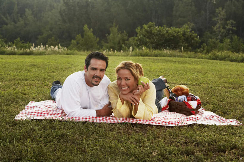 西方人,两个人,家庭,夫妻,躺,笑,微笑,露齿笑,横图,室外,白天,正面,爱情,聚会,草地,草坪,植物,欧洲,欧洲人,撑,服装,朦胧,模糊,篮子,坐垫,野餐,浪漫,托腮,注视,休闲装,草,树,树木,衣服,绿色,自然,观察,看,趴着,托,休闲,温暖,温馨,一家人,休闲服,恩爱,恋人,服饰,生长,成长,观看,和睦,察看,关注,托下巴,野餐垫,野餐地毯,多功能毯,食物篮,野炊,卧着,男人,男性,年轻女性,女人,女性,中年男性,白种人,年轻人,夫妇,情侣,趴,躺着,卧,彩图,全身,伴侣,融洽,野餐篮