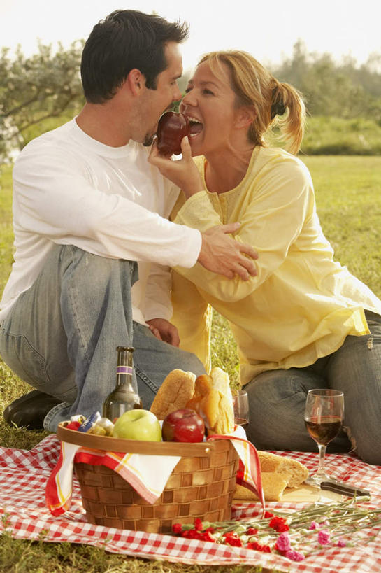 点心,面包,西方人,两个人,家庭,夫妻,坐,闭眼,笑,微笑,露齿笑,竖图,室外,白天,正面,爱情,聚会,草地,草坪,树林,植物,苹果,水果,欧洲,欧洲人,握,服装,朦胧,模糊,新鲜,篮子,坐垫,生食,食品,野餐,面点,果实,浪漫,拿,红酒瓶,拿着,休闲装,玻璃制品,酒瓶,草,树,树木,食物,糕点,衣服,绿色,自然,玻璃瓶,瓶子,休闲,温暖,温馨,一家人,休闲服,恩爱,握着,恋人,服饰,有机食品,绿色食品,生长,成长,和睦,葡萄酒瓶,野餐垫,野餐地毯,多功能毯,食物篮,野炊,男人,男性,年轻女性,女人,女性,中年男性,白种人,年轻人,夫妇,情侣,闭眼睛,闭着眼,闭着眼睛,坐着,半身,彩图,伴侣,融洽,野餐篮