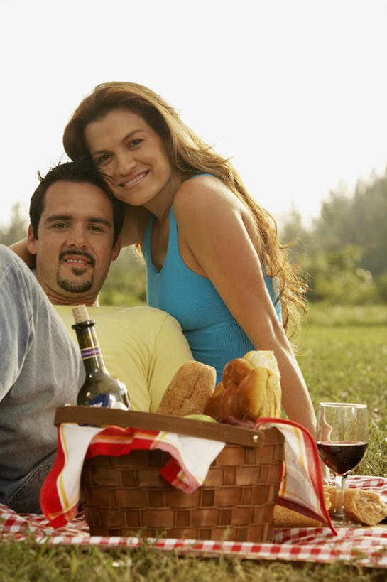 点心,面包,红酒,葡萄酒,西方人,两个人,家庭,夫妻,坐,躺,抱,笑,微笑,露齿笑,竖图,室外,白天,正面,爱情,聚会,草地,草坪,植物,欧洲,欧洲人,服装,朦胧,模糊,背心,篮子,坐垫,食品,野餐,面点,酒类,浪漫,红酒瓶,扭头,注视,玻璃制品,酒,酒瓶,草,树,树木,食物,糕点,饮料,衣服,绿色,自然,玻璃瓶,瓶子,观察,看,转头,温暖,温馨,一家人,红葡萄酒,恩爱,恋人,服饰,生长,成长,抱着,观看,和睦,察看,搂着,衣着,葡萄酒瓶,穿着,关注,野餐垫,野餐地毯,多功能毯,食物篮,野炊,衣饰,卧着,男人,男性,年轻女性,女人,女性,中年男性,白种人,年轻人,夫妇,情侣,搂,搂抱,躺着,卧,坐着,半身,彩图,伴侣,融洽,野餐篮