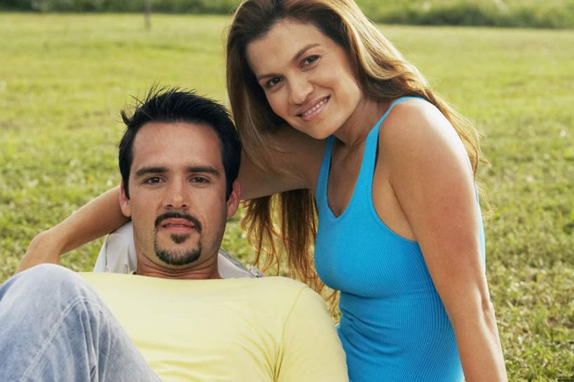 西方人,两个人,家庭,夫妻,坐,躺,笑,微笑,露齿笑,横图,室外,白天,正面,爱情,草地,草坪,树林,植物,欧洲,欧洲人,服装,朦胧,模糊,背心,浪漫,注视,草,树,树木,衣服,蓝色,绿色,自然,观察,看,温暖,温馨,一家人,恩爱,恋人,服饰,生长,成长,观看,和睦,察看,衣着,穿着,关注,衣饰,卧着,男人,男性,年轻女性,女人,女性,中年男性,白种人,年轻人,夫妇,情侣,躺着,卧,坐着,半身,彩图,伴侣,融洽