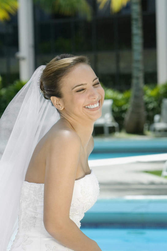 西方人,一个人,新娘,体育馆,游泳池,坐,笑,微笑,露齿笑,竖图,室外,白天,侧面,婚纱,婚礼,快乐,水,植物,欧洲,欧洲人,仅一个年轻女性,仅一个女性,仅一个人,头纱,朦胧,模糊,庆祝,盆栽,水池,水面,盆景,结婚,扭头,注视,泳池,绿色,自然,观察,看,转头,喜庆,生长,成长,观看,纪念,察看,游泳馆,关注,年轻女性,女人,女性,白种人,坐着,半身,彩图,婚礼服,礼服,高兴,婚礼头纱