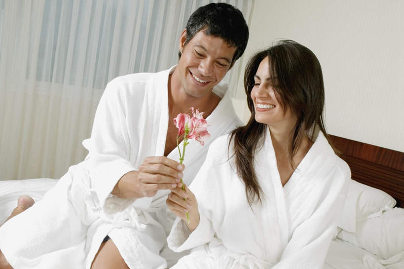 西方人,两个人,家庭,夫妻,宾馆,坐,笑,微笑,露齿笑,横图,室内,白天,正面,浴袍,爱情,窗帘,床,靠垫,欧洲,欧洲人,握,装饰,盛开,墙,床单,靠枕,浪漫,拿,花蕾,拿着,注视,被子,墙壁,墙面,花,花瓣,花朵,鲜花,白色,帘子,垫子,枕头,花苞,花蕊,观察,看,温暖,温馨,一家人,遮阳,恩爱,握着,恋人,单人床,观看,华丽,修饰,点缀,和睦,察看,被单,关注,衬托,美观,雅致,雅观,男人,男性,年轻男性,年轻女性,女人,女性,白种人,年轻人,夫妇,情侣,坐着,半身,彩图,汤帷子,浴衣,客店,客栈,旅店,旅馆,旅舍,汽车旅馆,伴侣,融洽