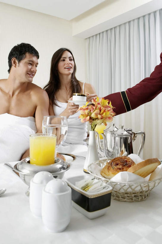 果汁,西方人,三个人,家庭,夫妻,服务员,宾馆,站,坐,笑,微笑,露齿笑,竖图,室内,白天,仰视,西装,爱情,床,靠垫,柑橘,杯子,餐具,花瓶,吊带,欧洲,欧洲人,握,套装,服装,正装,盛开,碟子,壶,盘,推车,陶瓷,墙,双人床,橙汁,床单,靠枕,陶瓷制品,饮品,浪漫,拿,花蕾,拿着,注视,吊带衫,职业装,被子,裸露,墙壁,墙面,玻璃制品,水壶,花,花瓣,花朵,鲜花,饮料,衣服,红色,白色,盘子,茶壶,瓶子,容器,手推车,水杯,垫子,碟,枕头,花苞,花蕊,观察,看,站着,温暖,温馨,一家人,恩爱,握着,恋人,服饰,观看,和睦,察看,被单,衣着,穿着,关注,可口,载具,裸,衣饰,餐车,适口,男人,男性,年轻男性,年轻女性,女人,女性,中年男性,白种人,年轻人,夫妇,情侣,服务生,侍者,玻璃杯,橘子,桔子,橙子,橙,站立,坐着,半身,彩图,低角度拍摄,客店,客栈,旅店,旅馆,旅舍,汽车旅馆,茶水车,点心车,服务车,酒水车,送餐车,伴侣,融洽