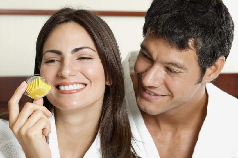 点心,西方人,脸,头,脸颊,手,两个人,家庭,夫妻,宾馆,坐,闭眼,笑,微笑,露齿笑,横图,室内,特写,白天,正面,浴袍,爱情,下午茶,欧洲,欧洲人,握,朦胧,模糊,墙,食品,浪漫,拿,拿着,注视,肩膀,墙壁,墙面,食物,糕点,白色,观察,看,温暖,温馨,一家人,手部,恩爱,握着,恋人,观看,纸托,单手,和睦,察看,关注,纸杯蛋糕,纸托蛋糕,蛋糕托,蛋糕托纸,蛋糕纸托,男人,男性,年轻男性,年轻女性,女人,女性,白种人,年轻人,头部,脸部,脸蛋,面部,夫妇,情侣,闭眼睛,闭着眼,闭着眼睛,坐着,半身,彩图,汤帷子,浴衣,客店,客栈,旅店,旅馆,旅舍,汽车旅馆,伴侣,融洽,蛋糕