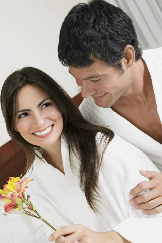 西方人,两个人,家庭,夫妻,宾馆,坐,抱,笑,微笑,露齿笑,竖图,室内,白天,正面,浴袍,爱情,窗帘,床,靠垫,欧洲,欧洲人,握,装饰,盛开,墙,双人床,床单,靠枕,浪漫,拿,花蕾,拿着,注视,被子,墙壁,墙面,花,花瓣,花朵,鲜花,白色,帘子,垫子,枕头,花苞,花蕊,观察,看,温暖,温馨,一家人,遮阳,恩爱,握着,恋人,抱着,观看,华丽,修饰,点缀,和睦,察看,被单,搂着,关注,衬托,美观,雅致,雅观,男人,男性,年轻男性,年轻女性,女人,女性,白种人,年轻人,夫妇,情侣,搂,搂抱,坐着,半身,彩图,汤帷子,浴衣,客店,客栈,旅店,旅馆,旅舍,汽车旅馆,伴侣,融洽