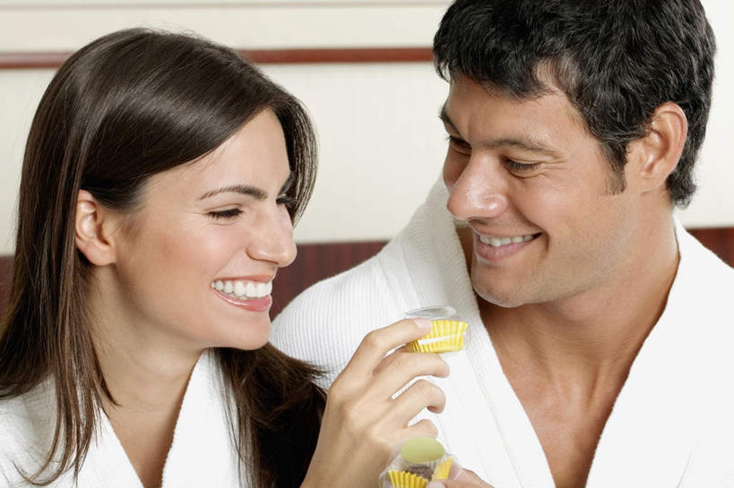 点心,西方人,脸,头,脸颊,手,两个人,家庭,夫妻,宾馆,坐,笑,微笑,露齿笑,横图,室内,特写,白天,正面,浴袍,爱情,下午茶,欧洲,欧洲人,握,朦胧,模糊,墙,食品,浪漫,拿,拿着,注视,肩膀,墙壁,墙面,食物,糕点,白色,观察,看,温暖,温馨,一家人,手部,恩爱,握着,恋人,观看,纸托,单手,和睦,察看,关注,纸杯蛋糕,纸托蛋糕,蛋糕托,蛋糕托纸,蛋糕纸托,男人,男性,年轻男性,年轻女性,女人,女性,白种人,年轻人,头部,脸部,脸蛋,面部,夫妇,情侣,坐着,半身,彩图,汤帷子,浴衣,客店,客栈,旅店,旅馆,旅舍,汽车旅馆,伴侣,融洽,蛋糕