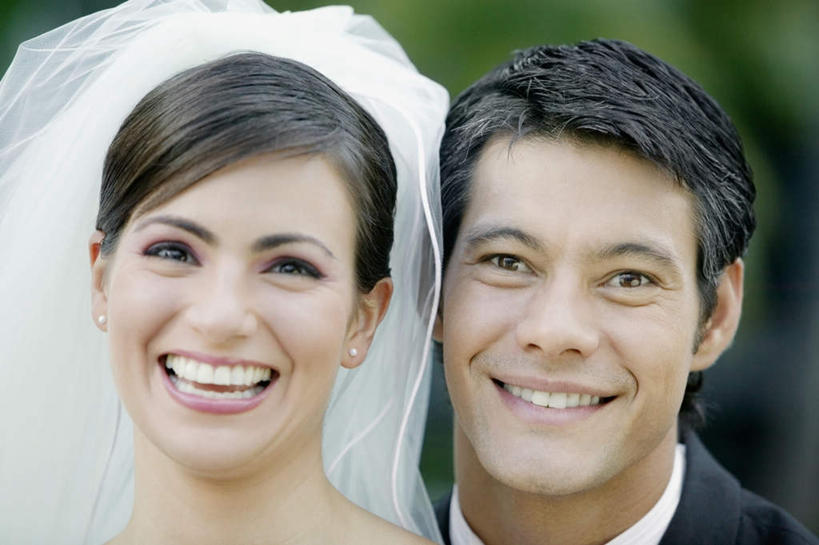 西方人,脸,头,脸颊,两个人,家庭,夫妻,新娘,新郎,站,笑,微笑,露齿笑,横图,室外,特写,白天,正面,婚纱,衬衫,西装,爱情,婚礼,快乐,植物,欧洲,欧洲人,套装,头纱,正装,朦胧,模糊,庆祝,领带,结婚,浪漫,注视,职业装,肩膀,树,树木,绿色,自然,观察,看,站着,温暖,温馨,喜庆,一家人,恩爱,恋人,生长,成长,观看,纪念,和睦,察看,关注,男人,男性,年轻男性,年轻女性,女人,女性,白种人,年轻人,头部,脸部,脸蛋,面部,夫妇,情侣,站立,半身,彩图,衬衣,婚礼服,礼服,高兴,婚礼头纱,伴侣,融洽