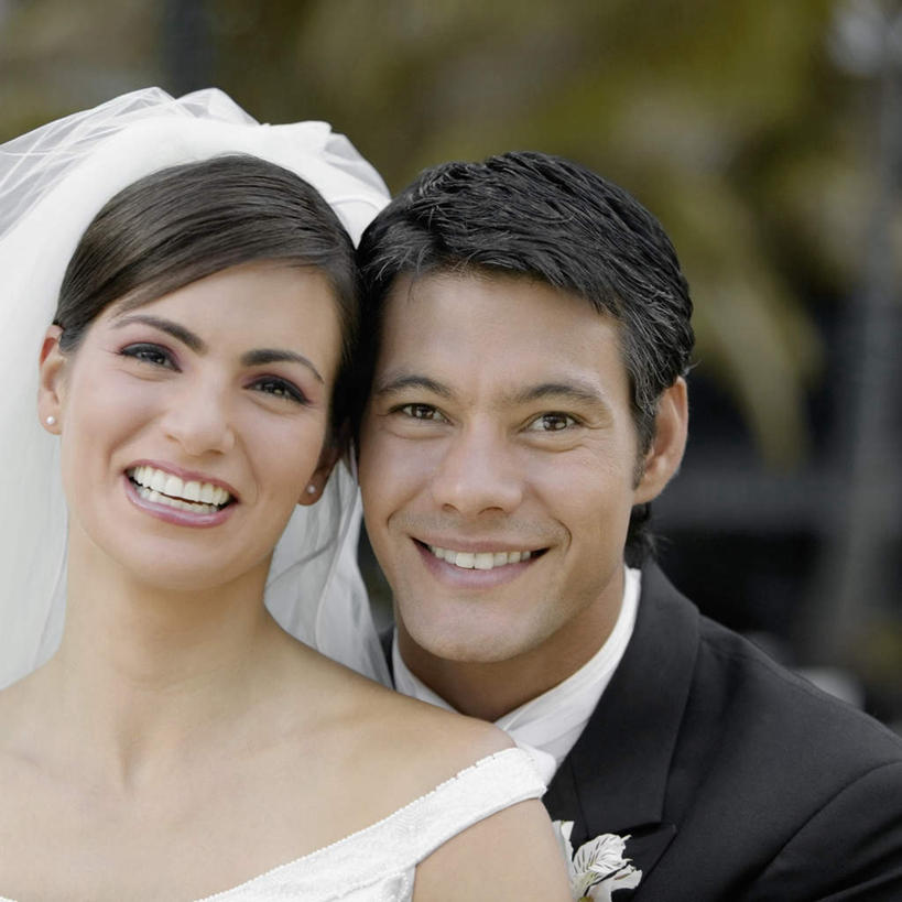 西方人,脸,头,脸颊,两个人,家庭,夫妻,新娘,新郎,站,笑,微笑,露齿笑,方图,室外,特写,白天,正面,婚纱,衬衫,西装,爱情,婚礼,快乐,植物,欧洲,欧洲人,套装,头纱,正装,朦胧,模糊,庆祝,领带,结婚,浪漫,注视,职业装,肩膀,树,树木,绿色,自然,观察,看,站着,温暖,温馨,喜庆,一家人,恩爱,恋人,生长,成长,观看,纪念,和睦,察看,关注,男人,男性,年轻男性,年轻女性,女人,女性,白种人,年轻人,头部,脸部,脸蛋,面部,夫妇,情侣,站立,半身,彩图,衬衣,婚礼服,礼服,高兴,婚礼头纱,伴侣,融洽