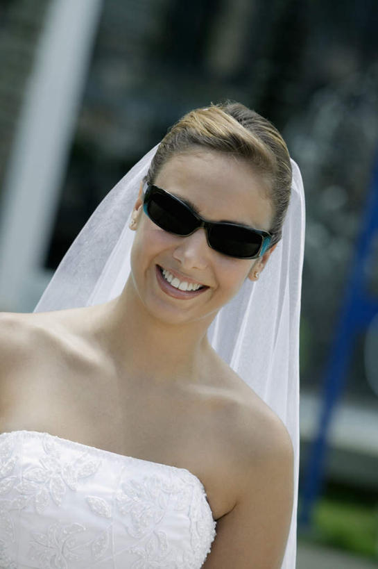 西方人,脸,头,脸颊,一个人,新娘,站,笑,微笑,露齿笑,竖图,室外,特写,白天,正面,婚纱,婚礼,快乐,草地,草坪,植物,欧洲,欧洲人,仅一个年轻女性,仅一个女性,仅一个人,头纱,朦胧,模糊,庆祝,墨镜,眼镜,结婚,注视,肩膀,草,绿色,太阳镜,太阳眼镜,观察,看,站着,喜庆,遮阳镜,观看,纪念,察看,关注,年轻女性,女人,女性,白种人,头部,脸部,脸蛋,面部,站立,半身,彩图,婚礼服,礼服,高兴,婚礼头纱