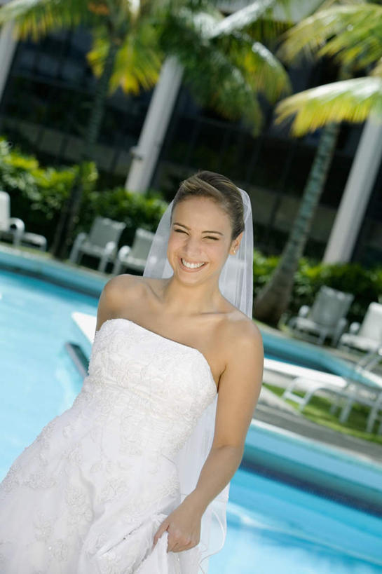 西方人,一个人,新娘,体育馆,游泳池,站,笑,微笑,露齿笑,竖图,室外,白天,正面,婚纱,婚礼,快乐,水,植物,欧洲,欧洲人,仅一个年轻女性,仅一个女性,仅一个人,头纱,朦胧,模糊,庆祝,水池,水面,结婚,注视,泳池,树,树木,绿色,自然,观察,看,站着,喜庆,生长,成长,观看,纪念,察看,游泳馆,关注,年轻女性,女人,女性,白种人,站立,半身,彩图,婚礼服,礼服,高兴,婚礼头纱