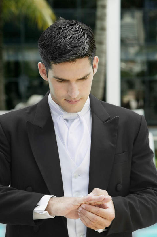 西方人,一个人,新郎,站,竖图,室外,白天,正面,衬衫,西装,爱情,婚礼,快乐,植物,棕榈树,叶子,欧洲,欧洲人,仅一个男性,仅一个人,握,套装,正装,朦胧,模糊,庆祝,绿叶,领带,结婚,浪漫,拿,拿着,注视,职业装,装饰品,树,树木,仅一个年轻男性,绿色,自然,戒指,饰品,首饰,低头,观察,看,站着,喜庆,嫩叶,恩爱,握着,生长,成长,观看,纪念,信物,察看,权利,关注,棕榈叶,手饰,男人,男性,年轻男性,白种人,叶,叶片,站立,半身,彩图,衬衣,高兴