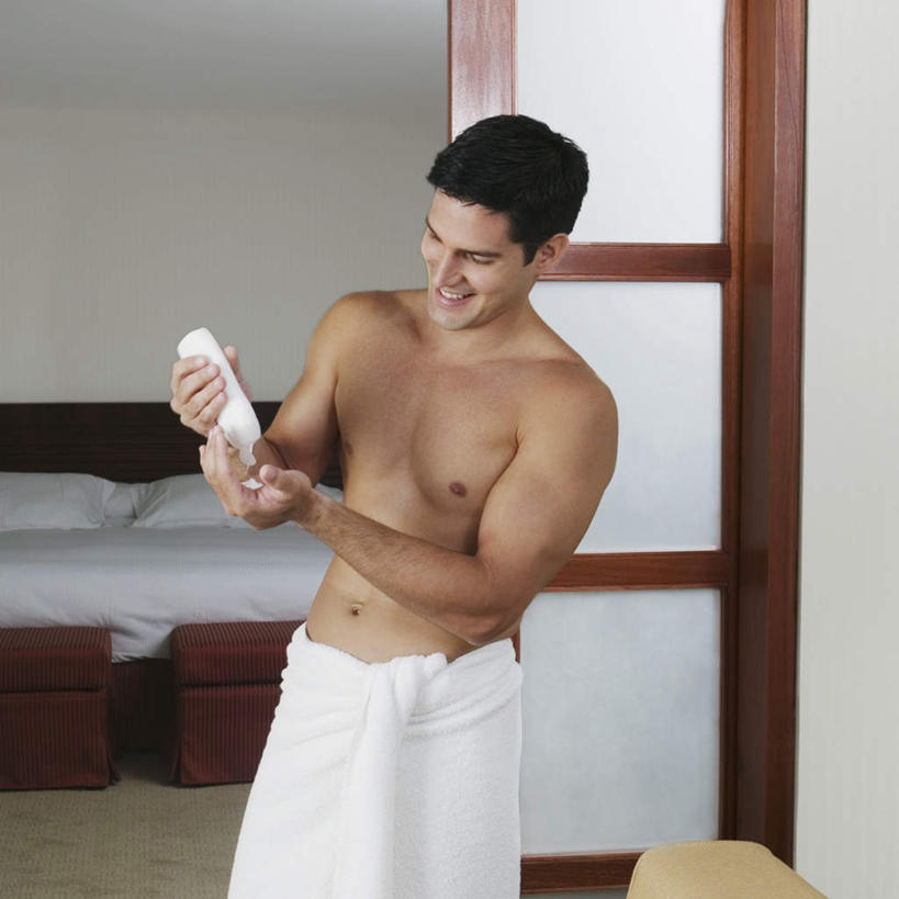 西方人,肌肉,健壮,一个人,宾馆,站,笑,微笑,露齿笑,方图,室内,白天,正面,化妆,美容,床,靠垫,门,欧洲,欧洲人,仅一个男性,仅一个人,护肤,拉门,握,美白,纺织物,润肤露,浴巾,墙,双人床,床单,靠枕,拿,拿着,扭头,注视,被子,移门,裸露,墙壁,墙面,仅一个年轻男性,白色,瓶子,塑料制品,垫子,毛巾,枕头,观察,看,清洁,站着,转头,保养,享受,休闲,健康,塑料瓶,放松,活力,力量,去角质,握着,保健,观看,保湿,青春,保暖,察看,滋润,乳液,被单,强壮,护肤品,关注,去死皮,裸,护肤用品,舒缓,透气,养颜,防水,去污,控油,紧肤,嫩肤,祛痘,去痘,祛角质,抗衰,再生,增白,补水,祛斑,抗皱,防皱,除皱,去皱,障子,纸门,拉窗,纸拉窗,纸拉门,储水,耐磨,吸水,男人,男性,年轻男性,白种人,站立,半身,彩图,客店,客栈,旅店,旅馆,旅舍