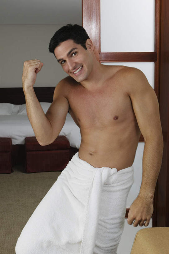 西方人,肌肉,健壮,一个人,宾馆,站,笑,微笑,露齿笑,竖图,室内,白天,正面,床,靠垫,门,欧洲,欧洲人,仅一个男性,仅一个人,拉门,握,纺织物,浴巾,墙,双人床,床单,靠枕,扭头,注视,鼓励,被子,移门,裸露,墙壁,墙面,仅一个年轻男性,白色,垫子,毛巾,枕头,观察,加油,看,清洁,手势,握拳,站着,转头,健康,活力,力量,打气,握着,观看,青春,保暖,察看,被单,强壮,关注,鼓舞,裸,透气,防水,障子,纸门,拉窗,纸拉窗,纸拉门,储水,耐磨,吸水,男人,男性,年轻男性,白种人,站立,半身,彩图,客店,客栈,旅店,旅馆,旅舍