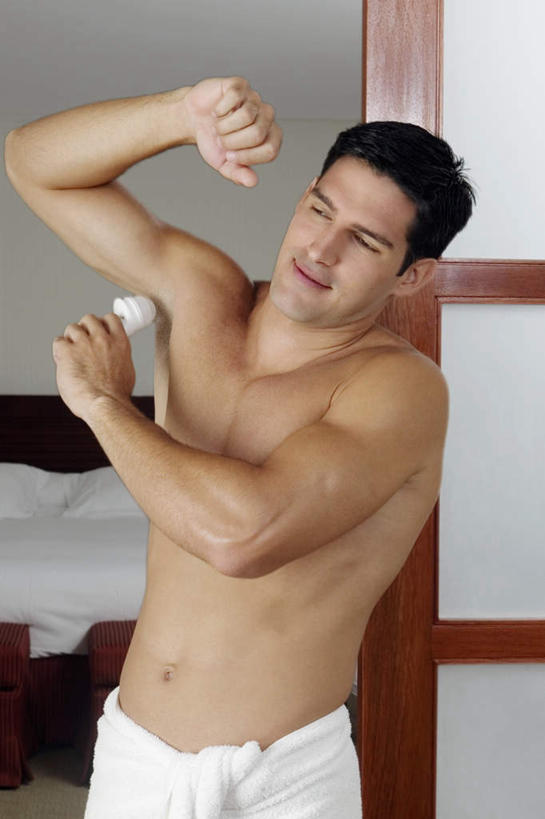 西方人,肌肉,健壮,一个人,宾馆,站,笑,微笑,露齿笑,竖图,室内,白天,正面,时尚,床,靠垫,门,欧洲,欧洲人,仅一个男性,仅一个人,拉门,握,芳香,香气,纺织物,罐子,浴巾,墙,双人床,床单,靠枕,拿,拿着,扭头,注视,被子,移门,裸露,墙壁,墙面,玻璃制品,仅一个年轻男性,白色,玻璃瓶,瓶子,垫子,毛巾,枕头,观察,看,品味,清洁,站着,转头,健康,香水,活力,力量,握着,观看,青春,优雅,保暖,气味,察看,高雅,被单,强壮,芬芳,关注,裸,透气,防水,障子,纸门,拉窗,纸拉窗,纸拉门,除臭,储水,耐磨,吸水,男人,男性,年轻男性,白种人,站立,半身,彩图,客店,客栈,旅店,旅馆,旅舍