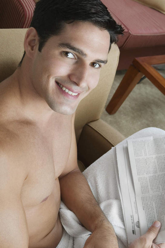 西方人,肌肉,健壮,一个人,客厅,坐,笑,微笑,露齿笑,竖图,俯视,室内,白天,阅读,沙发,报纸,欧洲,欧洲人,仅一个男性,仅一个人,握,学习,阴影,裤子,朦胧,模糊,反射,影子,拿,拿着,注视,裸露,仅一个年轻男性,观察,看,健康,活力,力量,浏览,握着,观看,青春,察看,起居室,强壮,关注,裸,布艺沙发,客堂,男人,男性,年轻男性,白种人,抬头,仰头,坐着,半身,彩图,高角度拍摄