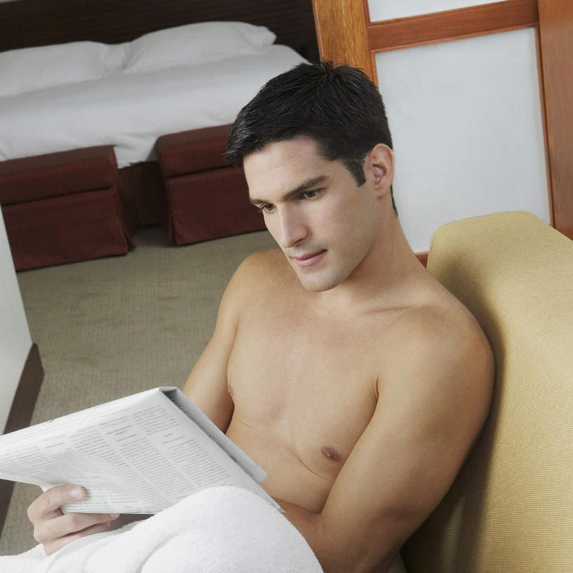 西方人,肌肉,健壮,一个人,宾馆,坐,方图,室内,白天,正面,阅读,床,靠垫,门,沙发,报纸,欧洲,欧洲人,仅一个男性,仅一个人,拉门,握,学习,墙,双人床,床单,靠枕,拿,拿着,注视,被子,移门,裸露,墙壁,墙面,仅一个年轻男性,白色,垫子,枕头,观察,看,健康,活力,力量,浏览,握着,观看,青春,察看,被单,强壮,关注,裸,布艺沙发,障子,纸门,拉窗,纸拉窗,纸拉门,男人,男性,年轻男性,白种人,坐着,半身,彩图,客店,客栈,旅店,旅馆,旅舍