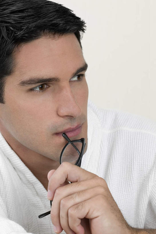 西方人,脸,头,脸颊,手,一个人,坐,竖图,室内,特写,白天,正面,浴袍,欧洲,欧洲人,仅一个男性,仅一个人,撑,握,眼镜,墙,拿,拿着,托腮,注视,肩膀,墙壁,墙面,仅一个年轻男性,白色,观察,看,托,手部,握着,观看,单手,察看,关注,托下巴,近视眼镜,男人,男性,年轻男性,白种人,头部,脸部,脸蛋,面部,坐着,半身,彩图,汤帷子,浴衣