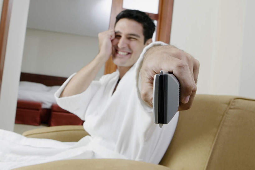 西方人,一个人,宾馆,坐,笑,微笑,露齿笑,横图,室内,白天,侧面,浴袍,床,靠垫,门,沙发,欧洲,欧洲人,仅一个男性,仅一个人,拉门,握,朦胧,模糊,墙,双人床,床单,靠枕,拿,拿着,扭头,注视,被子,移门,墙壁,墙面,仅一个年轻男性,白色,垫子,遥控器,枕头,观察,看,转头,握着,观看,察看,被单,关注,布艺沙发,障子,纸门,拉窗,纸拉窗,纸拉门,男人,男性,年轻男性,白种人,坐着,半身,彩图,汤帷子,浴衣,客店,客栈,旅店,旅馆,旅舍