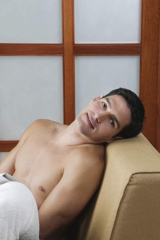 西方人,肌肉,健壮,一个人,坐,竖图,室内,白天,侧面,阅读,靠垫,门,沙发,报纸,欧洲,欧洲人,仅一个男性,仅一个人,拉门,学习,裤子,靠枕,扭头,注视,移门,裸露,仅一个年轻男性,垫子,枕头,观察,看,转头,健康,活力,力量,浏览,观看,青春,察看,强壮,关注,裸,布艺沙发,障子,纸门,拉窗,纸拉窗,纸拉门,男人,男性,年轻男性,白种人,坐着,半身,彩图