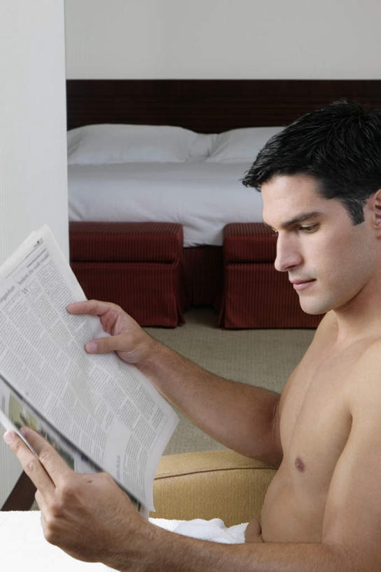 西方人,肌肉,健壮,一个人,宾馆,坐,竖图,室内,白天,侧面,阅读,床,靠垫,沙发,杂志,欧洲,欧洲人,仅一个男性,仅一个人,握,学习,双人床,床单,靠枕,拿,拿着,注视,被子,裸露,仅一个年轻男性,垫子,枕头,观察,看,健康,活力,力量,读书,浏览,握着,观看,青春,察看,被单,强壮,关注,裸,布艺沙发,男人,男性,年轻男性,白种人,坐着,半身,彩图,客店,客栈,旅店,旅馆,旅舍
