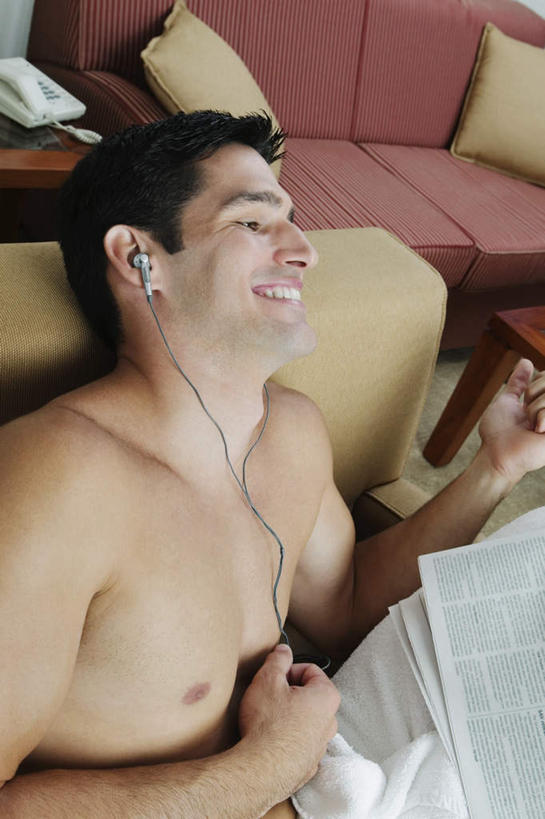 西方人,肌肉,健壮,一个人,客厅,坐,笑,微笑,露齿笑,竖图,俯视,室内,白天,阅读,快乐,满意,幸福,沙发,报纸,欧洲,欧洲人,仅一个男性,仅一个人,握,学习,阴影,裤子,朦胧,模糊,反射,影子,音响,音乐,拿,听,拿着,注视,娱乐,裸露,仅一个年轻男性,耳机,观察,看,享受,休闲,健康,放松,活力,力量,浏览,握着,观看,青春,察看,起居室,舒适,享乐,强壮,关注,裸,布艺沙发,客堂,男人,男性,年轻男性,白种人,抬头,仰头,坐着,半身,彩图,高角度拍摄