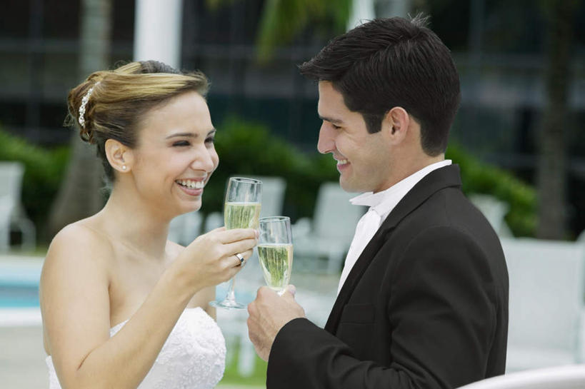 葡萄酒,西方人,两个人,家庭,夫妻,新娘,新郎,体育馆,游泳池,站,笑,微笑,露齿笑,横图,室外,白天,侧面,婚纱,衬衫,西装,爱情,婚礼,奢侈,快乐,水,植物,棕榈树,杯子,叶子,欧洲,欧洲人,握,套装,正装,朦胧,模糊,庆祝,高脚杯,水池,水面,绿叶,领带,结婚,浪漫,拿,拿着,注视,职业装,泳池,玻璃制品,酒,树,树木,饮料,绿色,自然,酒杯,香槟,干杯,观察,看,碰杯,站着,温暖,温馨,喜庆,一家人,嫩叶,恩爱,交际,友好,诱惑,握着,恋人,生长,成长,观看,纪念,庆贺,和睦,察看,游泳馆,关注,礼仪,敬酒,香槟杯,棕榈叶,劝酒,气泡酒,起泡酒,汽酒,男人,男性,年轻男性,年轻女性,女人,女性,白种人,年轻人,夫妇,情侣,叶,叶片,玻璃杯,站立,半身,彩图,衬衣,婚礼服,礼服,高兴,欢笑,伴侣,融洽