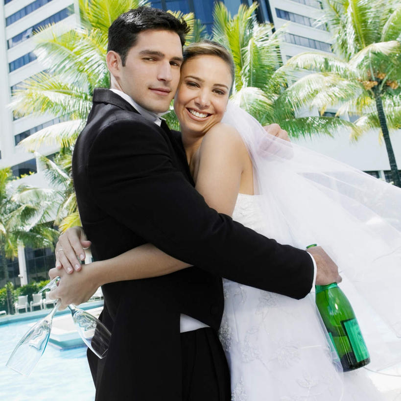 葡萄酒,西方人,无人,两个人,家庭,夫妻,新娘,新郎,高楼大厦,站,抱,笑,微笑,露齿笑,方图,室外,白天,侧面,婚纱,衬衫,西装,爱情,婚礼,奢侈,快乐,植物,大厦,建筑,摩天大楼,棕榈树,杯子,叶子,欧洲,欧洲人,握,套装,头纱,正装,朦胧,模糊,庆祝,高脚杯,绿叶,领带,结婚,浪漫,拿,红酒瓶,拿着,扭头,注视,职业装,玻璃制品,酒,酒瓶,树,树木,饮料,绿色,自然,玻璃瓶,酒杯,瓶子,香槟,观察,看,站着,转头,温暖,温馨,喜庆,一家人,嫩叶,恩爱,诱惑,握着,恋人,生长,成长,抱着,观看,纪念,和睦,察看,搂着,葡萄酒瓶,关注,香槟杯,棕榈叶,气泡酒,起泡酒,汽酒,男人,男性,年轻男性,年轻女性,女人,女性,白种人,年轻人,夫妇,情侣,叶,叶片,玻璃杯,怀抱,搂,搂抱,相抱,拥抱,站立,彩图,衬衣,婚礼服,礼服,高兴,欢笑,大楼,高层建筑,高楼,摩天楼,婚礼头纱,伴侣,融洽