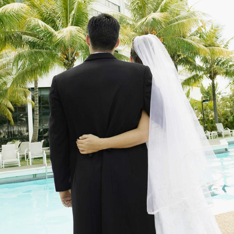 西方人,两个人,家庭,夫妻,新娘,新郎,体育馆,游泳池,站,抱,方图,室外,白天,婚纱,衬衫,西装,爱情,婚礼,快乐,水,植物,棕榈树,叶子,欧洲,欧洲人,套装,头纱,正装,朦胧,模糊,庆祝,水池,水面,绿叶,领带,结婚,浪漫,职业装,泳池,树,树木,背面,绿色,自然,站着,温暖,温馨,喜庆,一家人,嫩叶,恩爱,恋人,生长,成长,抱着,纪念,和睦,游泳馆,搂着,棕榈叶,男人,男性,年轻男性,年轻女性,女人,女性,白种人,年轻人,夫妇,情侣,叶,叶片,搂,搂抱,站立,半身,彩图,衬衣,婚礼服,礼服,高兴,婚礼头纱,伴侣,融洽