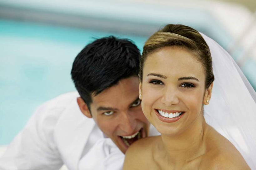 西方人,脸,头,脸颊,两个人,家庭,夫妻,新娘,新郎,体育馆,游泳池,坐,笑,微笑,露齿笑,横图,室外,特写,白天,正面,婚纱,衬衫,西装,爱情,婚礼,快乐,水,欧洲,欧洲人,套装,头纱,正装,朦胧,模糊,庆祝,水池,水面,领带,结婚,浪漫,扭头,注视,职业装,泳池,肩膀,观察,看,转头,温暖,温馨,喜庆,一家人,恩爱,恋人,观看,纪念,和睦,察看,游泳馆,关注,男人,男性,年轻男性,年轻女性,女人,女性,白种人,年轻人,头部,脸部,脸蛋,面部,夫妇,情侣,坐着,半身,彩图,衬衣,婚礼服,礼服,高兴,婚礼头纱,伴侣,融洽