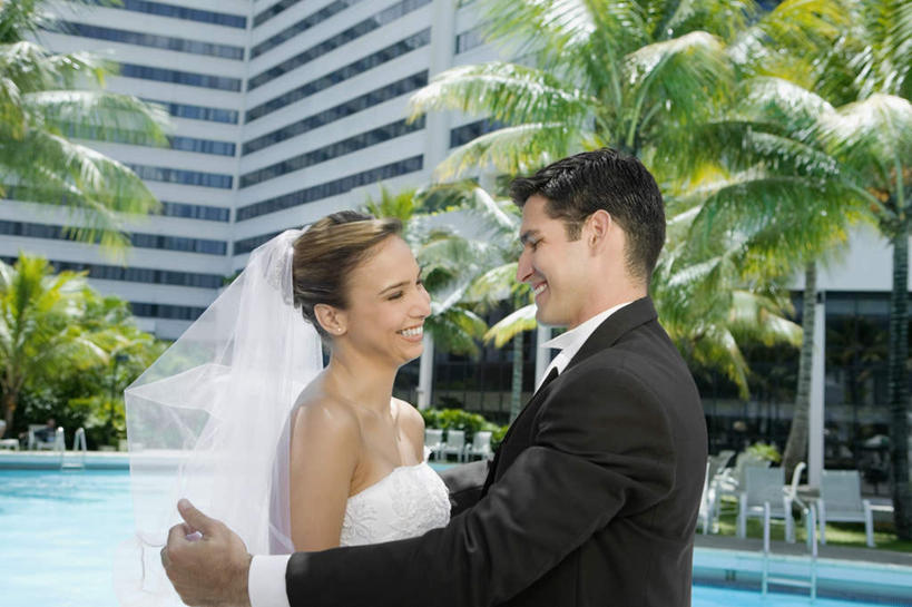 西方人,两个人,家庭,夫妻,新娘,新郎,宾馆,站,抱,笑,微笑,露齿笑,横图,室外,白天,侧面,婚纱,衬衫,西装,爱情,婚礼,快乐,植物,棕榈树,叶子,欧洲,欧洲人,套装,头纱,正装,朦胧,模糊,庆祝,绿叶,领带,结婚,浪漫,注视,职业装,相视,树,树木,绿色,自然,观察,看,站着,温暖,温馨,喜庆,一家人,面对面,嫩叶,恩爱,恋人,生长,成长,抱着,观看,纪念,对视,和睦,察看,互视,搂着,关注,相对,棕榈叶,相看,男人,男性,年轻男性,年轻女性,女人,女性,白种人,年轻人,夫妇,情侣,叶,叶片,怀抱,搂,搂抱,相抱,拥抱,站立,半身,彩图,衬衣,婚礼服,礼服,高兴,客店,客栈,旅店,旅馆,旅舍,汽车旅馆,婚礼头纱,伴侣,融洽