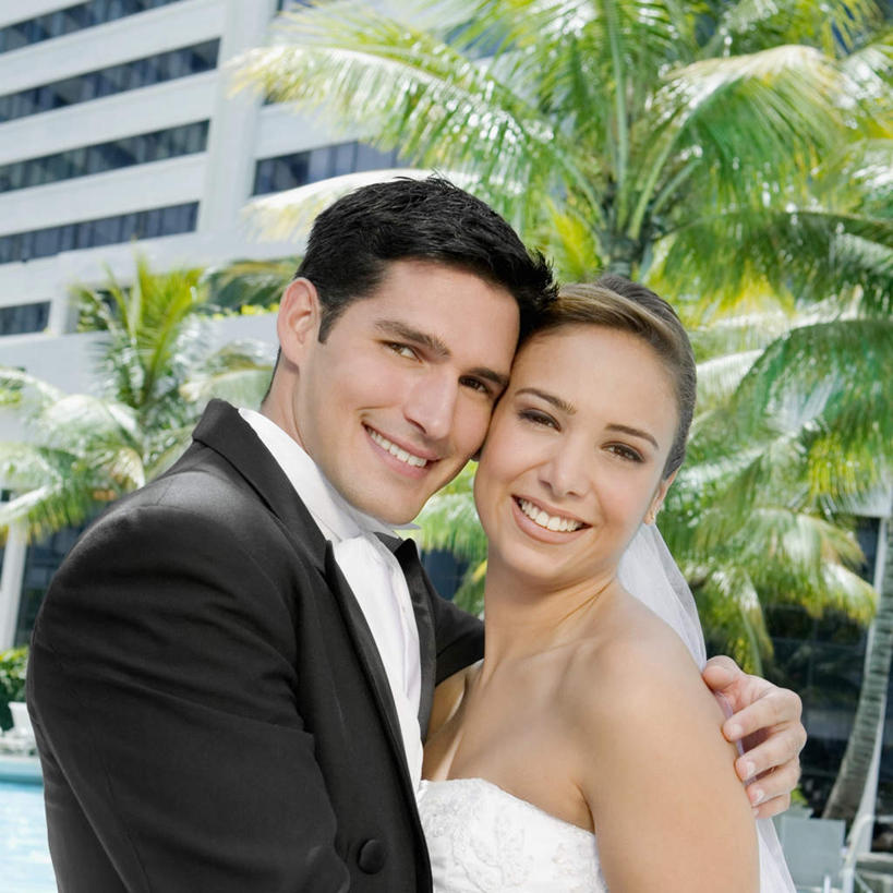 西方人,两个人,家庭,夫妻,新娘,新郎,宾馆,站,抱,笑,微笑,露齿笑,方图,室外,白天,侧面,婚纱,衬衫,西装,爱情,婚礼,快乐,植物,棕榈树,叶子,欧洲,欧洲人,套装,头纱,正装,朦胧,模糊,庆祝,绿叶,领带,结婚,浪漫,扭头,注视,职业装,树,树木,绿色,自然,观察,看,站着,转头,温暖,温馨,喜庆,一家人,嫩叶,恩爱,恋人,生长,成长,抱着,观看,纪念,和睦,察看,搂着,关注,棕榈叶,男人,男性,年轻男性,年轻女性,女人,女性,白种人,年轻人,夫妇,情侣,叶,叶片,怀抱,搂,搂抱,相抱,拥抱,站立,半身,彩图,衬衣,婚礼服,礼服,高兴,客店,客栈,旅店,旅馆,旅舍,汽车旅馆,婚礼头纱,伴侣,融洽