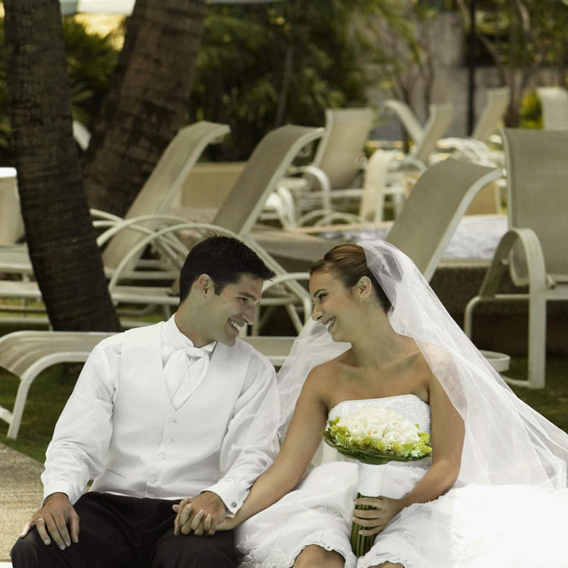 西方人,两个人,家庭,夫妻,新娘,新郎,体育馆,游泳池,坐,握手,笑,微笑,露齿笑,方图,室外,白天,正面,婚纱,衬衫,西装,爱情,婚礼,快乐,幸福,纯洁,热情,水,玫瑰,欧洲,欧洲人,握,套装,头纱,正装,朦胧,模糊,庆祝,盛开,捧花,手捧花,水池,水面,玫瑰花,领带,结婚,浪漫,拿,花蕾,拿着,注视,职业装,泳池,花,花瓣,花朵,鲜花,花束,花苞,花蕊,观察,看,靠,靠着,温暖,温馨,喜庆,一家人,恩爱,握着,恋人,观看,纪念,和睦,察看,游泳馆,关注,感动,尊敬,婚礼捧花,天真,刺玫花,徘徊花,男人,男性,年轻男性,年轻女性,女人,女性,白种人,年轻人,夫妇,情侣,搀手,拉手,手拉手,手握手,坐着,半身,彩图,衬衣,婚礼服,礼服,高兴,婚礼头纱,伴侣,融洽