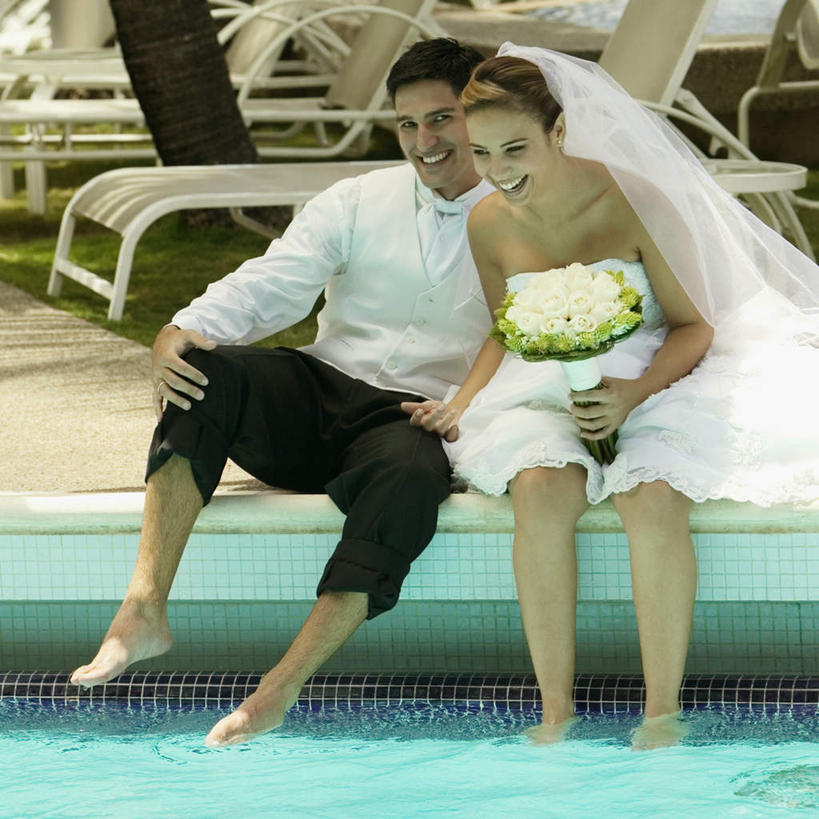 西方人,腿部,脚,脚趾,脚趾甲,腿,两个人,家庭,夫妻,新娘,新郎,体育馆,游泳池,坐,握手,笑,微笑,露齿笑,方图,室外,白天,正面,婚纱,衬衫,西装,爱情,婚礼,快乐,幸福,纯洁,热情,水,玫瑰,欧洲,欧洲人,握,套装,头纱,正装,朦胧,模糊,庆祝,盛开,捧花,手捧花,水池,水面,玫瑰花,领带,结婚,浪漫,拿,花蕾,拿着,注视,职业装,光脚,泳池,花,花瓣,花朵,鲜花,花束,花苞,花蕊,观察,看,靠,靠着,温暖,温馨,喜庆,一家人,赤脚,恩爱,握着,恋人,观看,纪念,和睦,察看,游泳馆,关注,感动,尊敬,婚礼捧花,天真,刺玫花,徘徊花,男人,男性,年轻男性,年轻女性,女人,女性,白种人,年轻人,脚指甲,夫妇,情侣,搀手,拉手,手拉手,手握手,坐着,半身,彩图,衬衣,婚礼服,礼服,高兴,婚礼头纱,伴侣,融洽